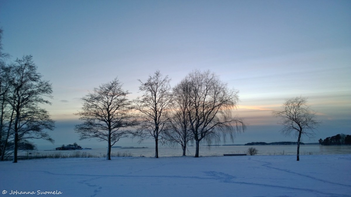 Auringonlasku jalkia lumessa