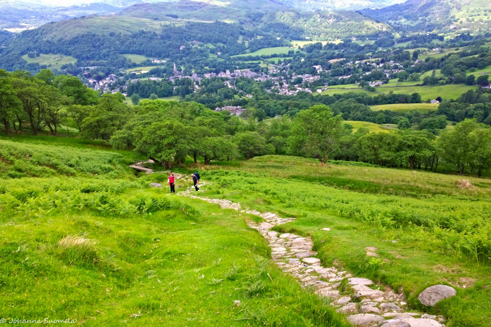 vaelluspolulla Wansfellin huipulle aukeaa kaunis maisema Amblesiden kylään