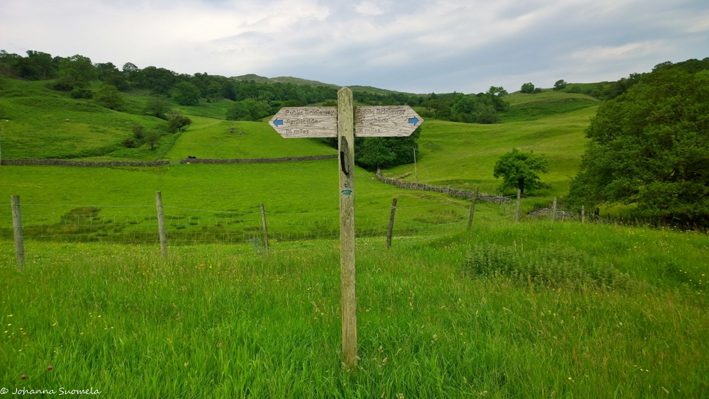 vaelluspolun puinen opaste Englannin järviseudulla