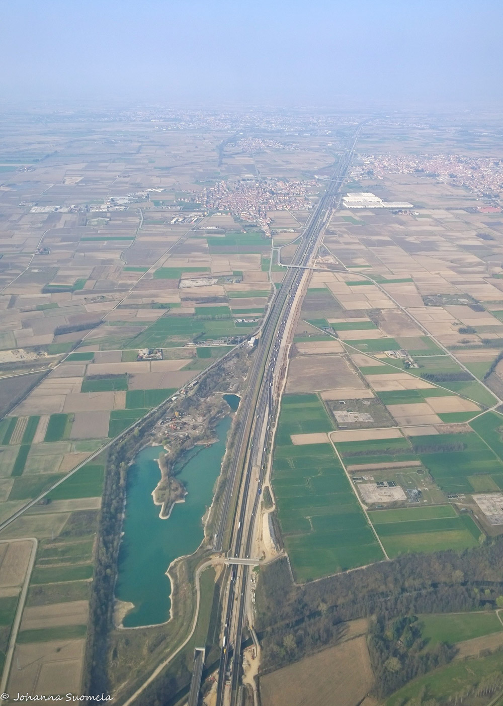 Italian maaseutua lentokoneesta kuvattuna Malpensan lentokenttää lähestyessä.