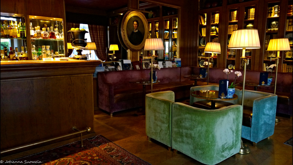 Monzan Hotel de la Villen viihtyisä American Bar.