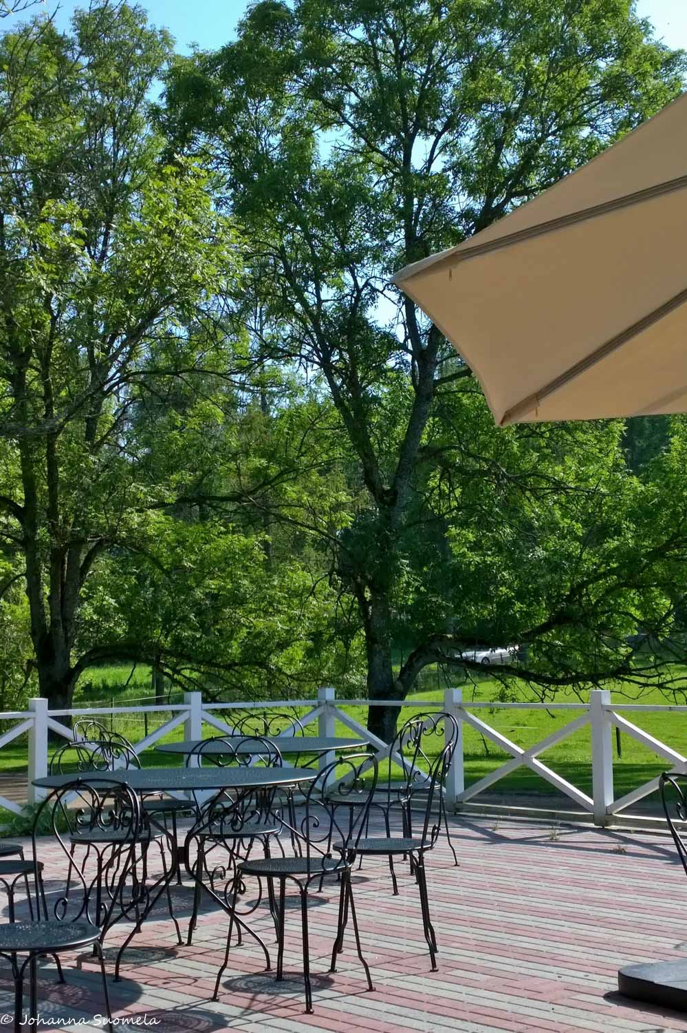 Bosgårdin tilakaupan ravintolan terassikalusteita