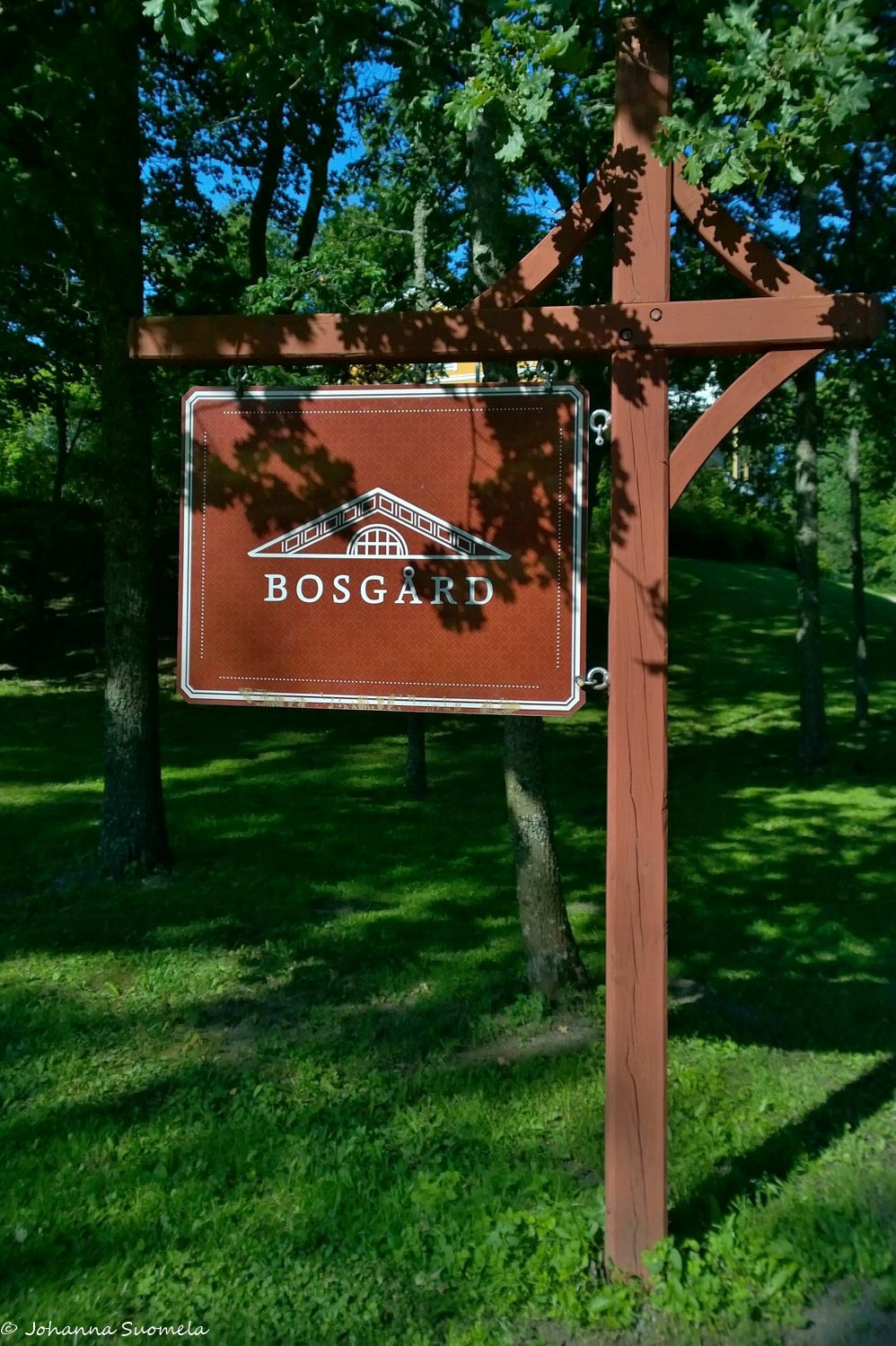 Bosgardin luomutilan kyltti