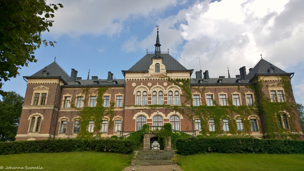 Malmgårdin kartanon puutarhan puoleinen julkisivu.