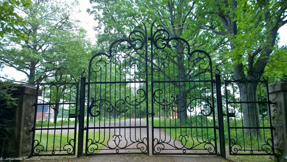 Malmgårdin kartanon koristeellinen takorautaportti.