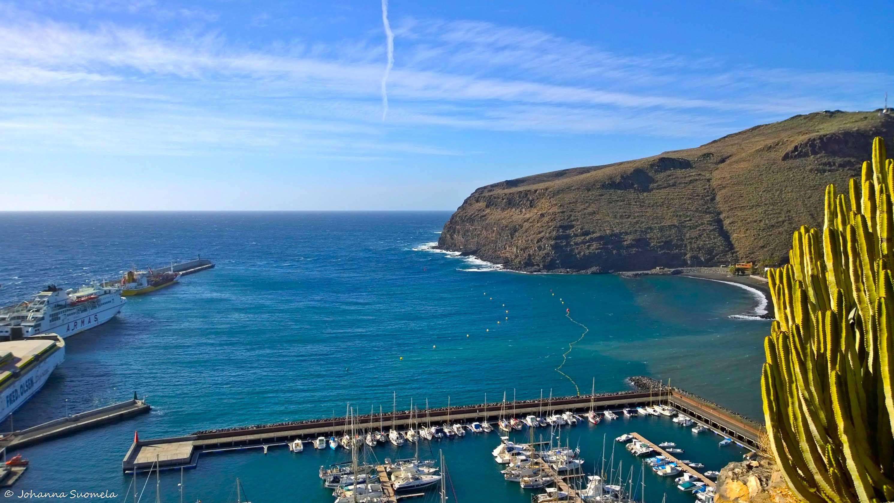 La Gomeran San Sebastianin satama kuvattuna Parador-hotellin uima-allasterassilta