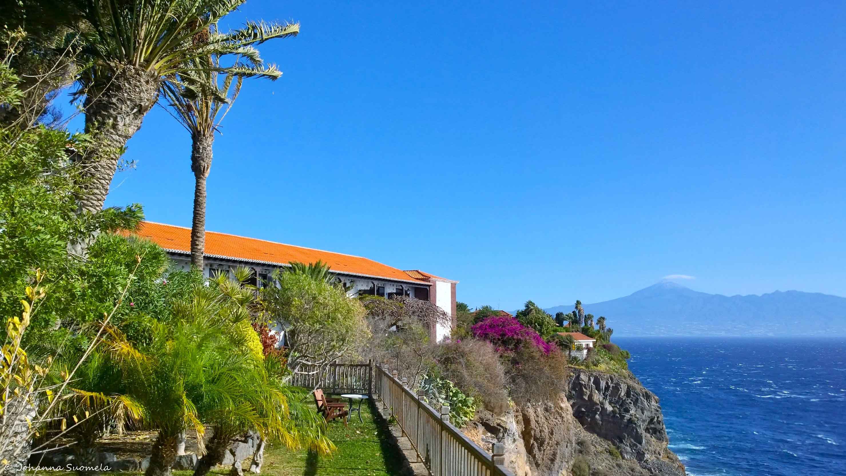 Rantajyrkännettä La Gomeran Parador-hotellin puutarhassa