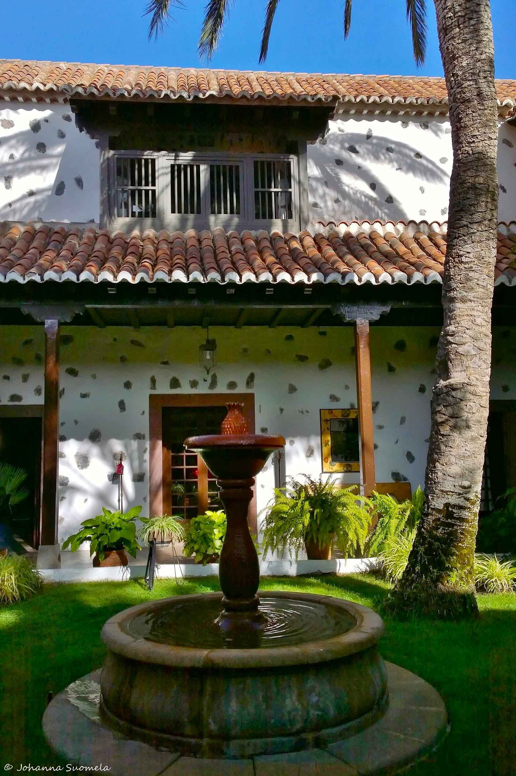 La Gomeran Parador-hotellin sisäpihan suihkulähde