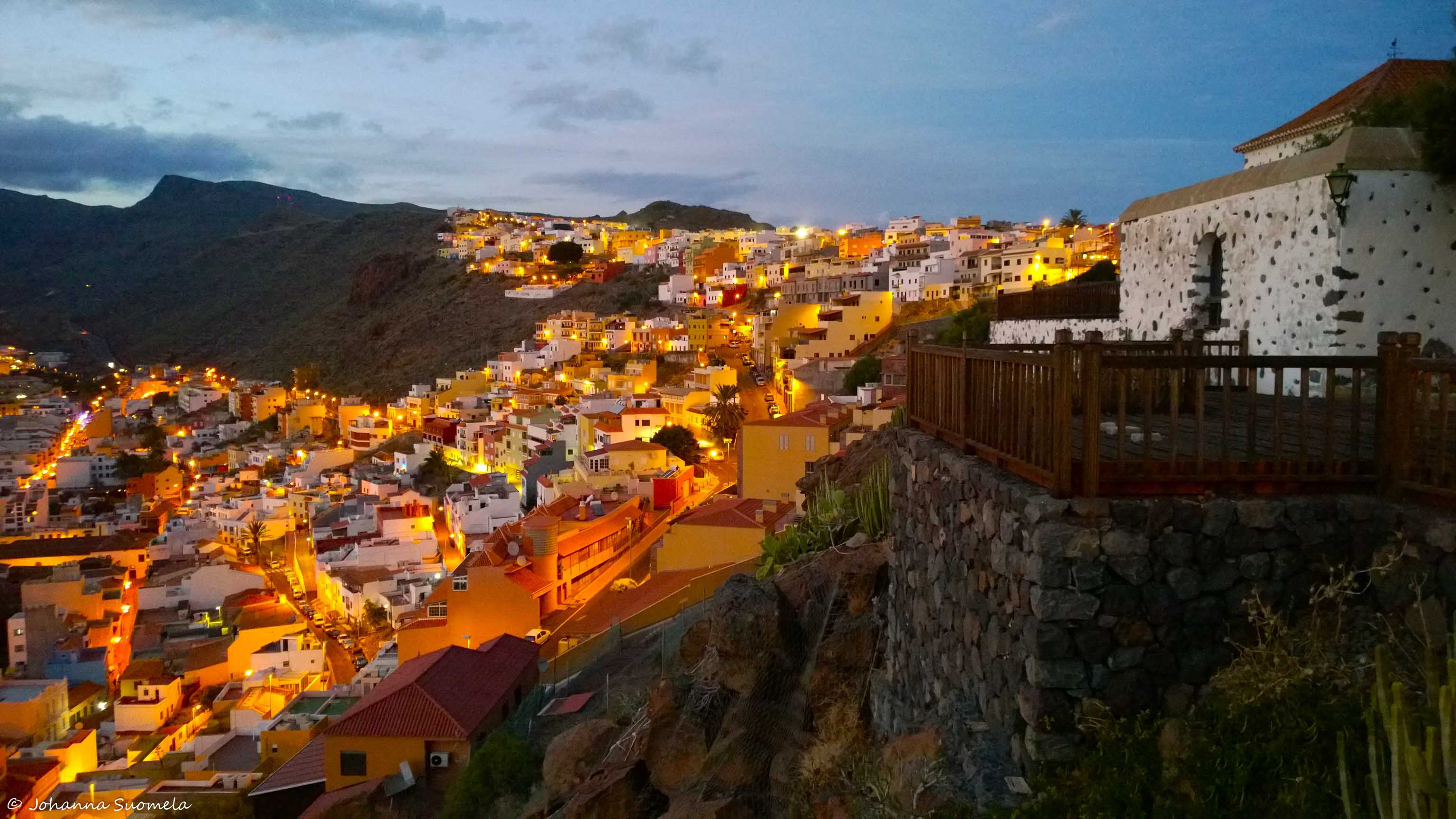 Gomeran San Sebastianin kaupungin valot Paradorin puutarhasta kuvattuna