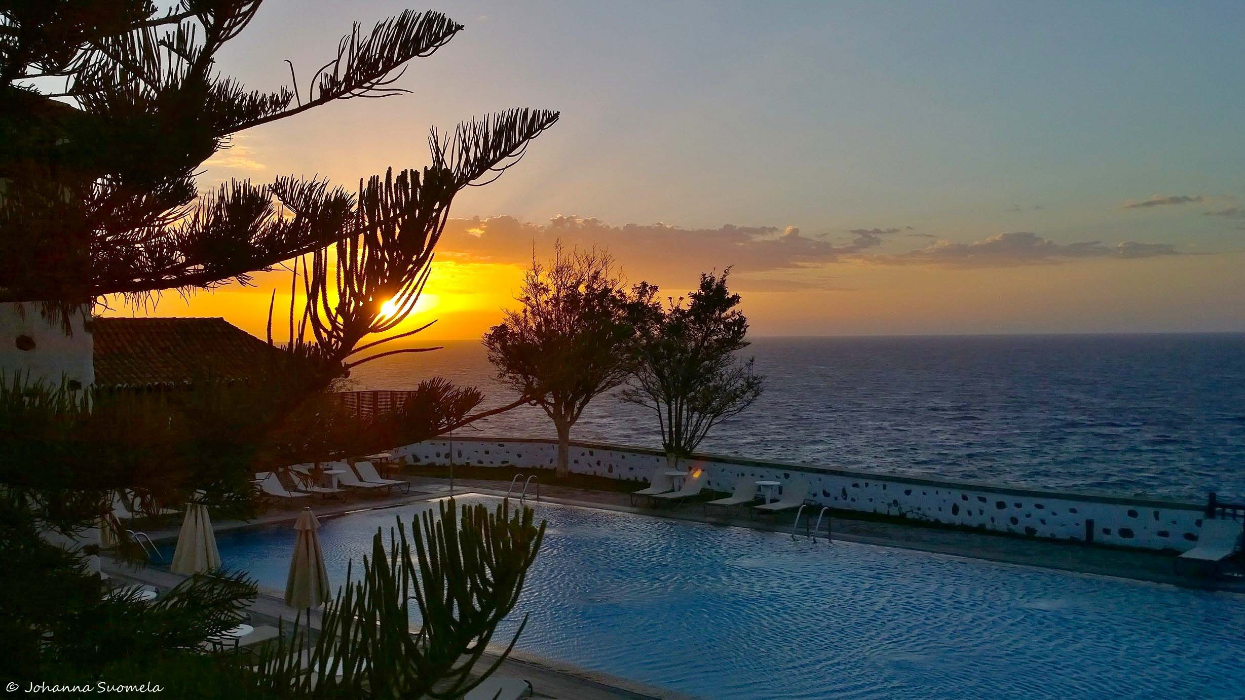 Auringonnousu meren yllä La Gomeran Parador-hotellin uima-allasterassilta kuvattuna