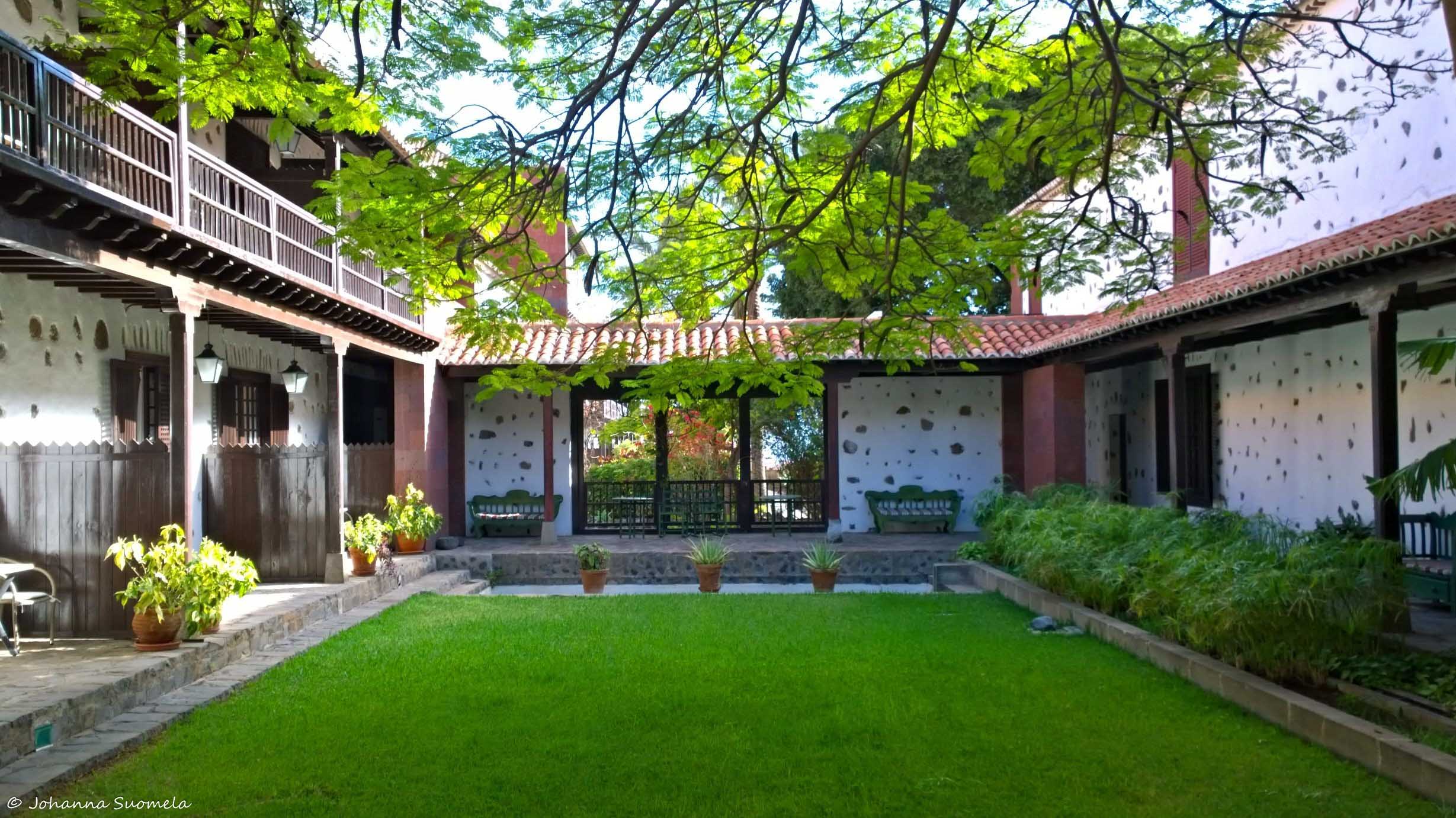 Gomeran Parador-hotellin viehättävän vehreä sisäpiha