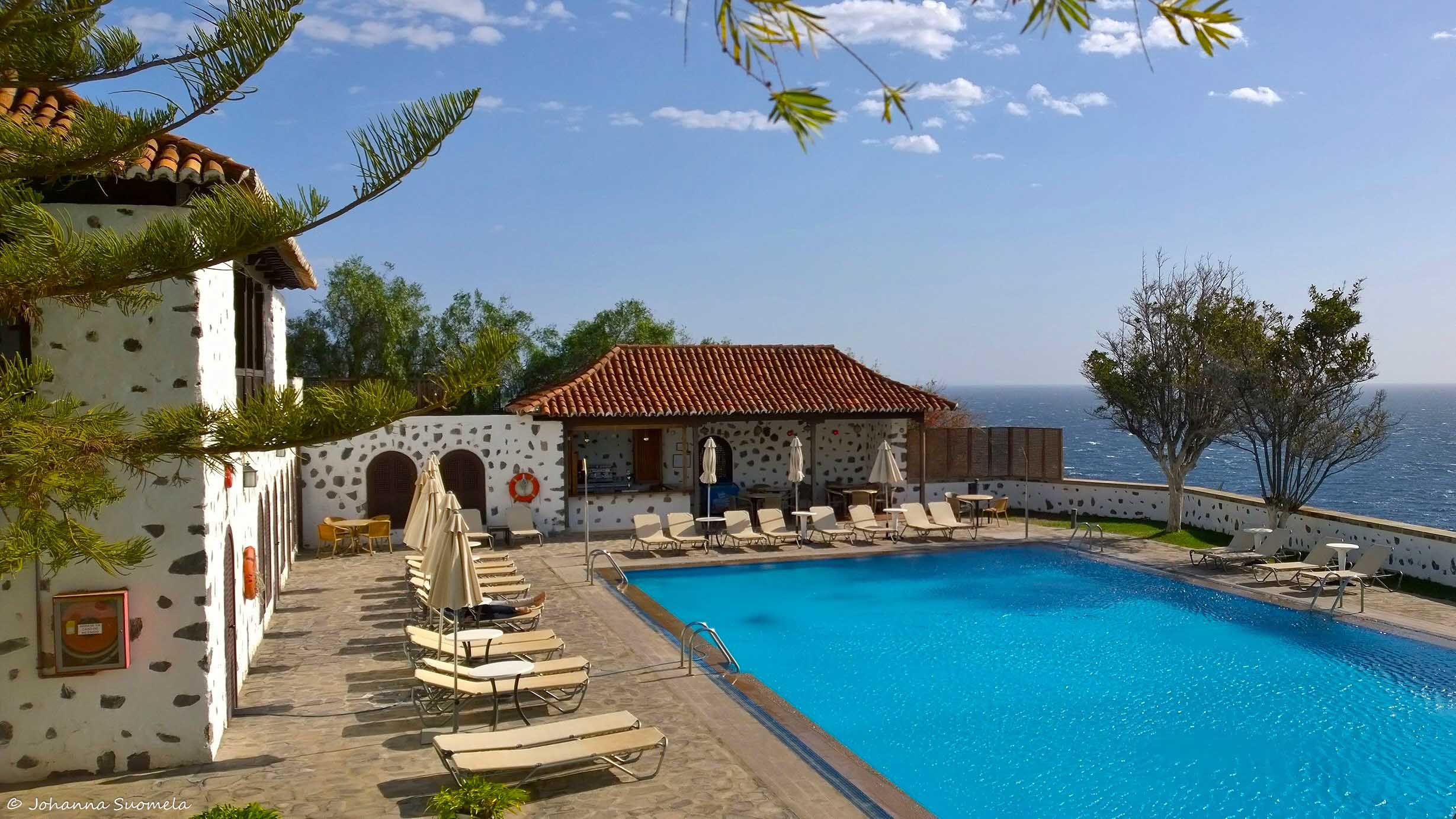 La Gomeran Parador-hotellin uima-allasterassi aurinkoisena päivänä