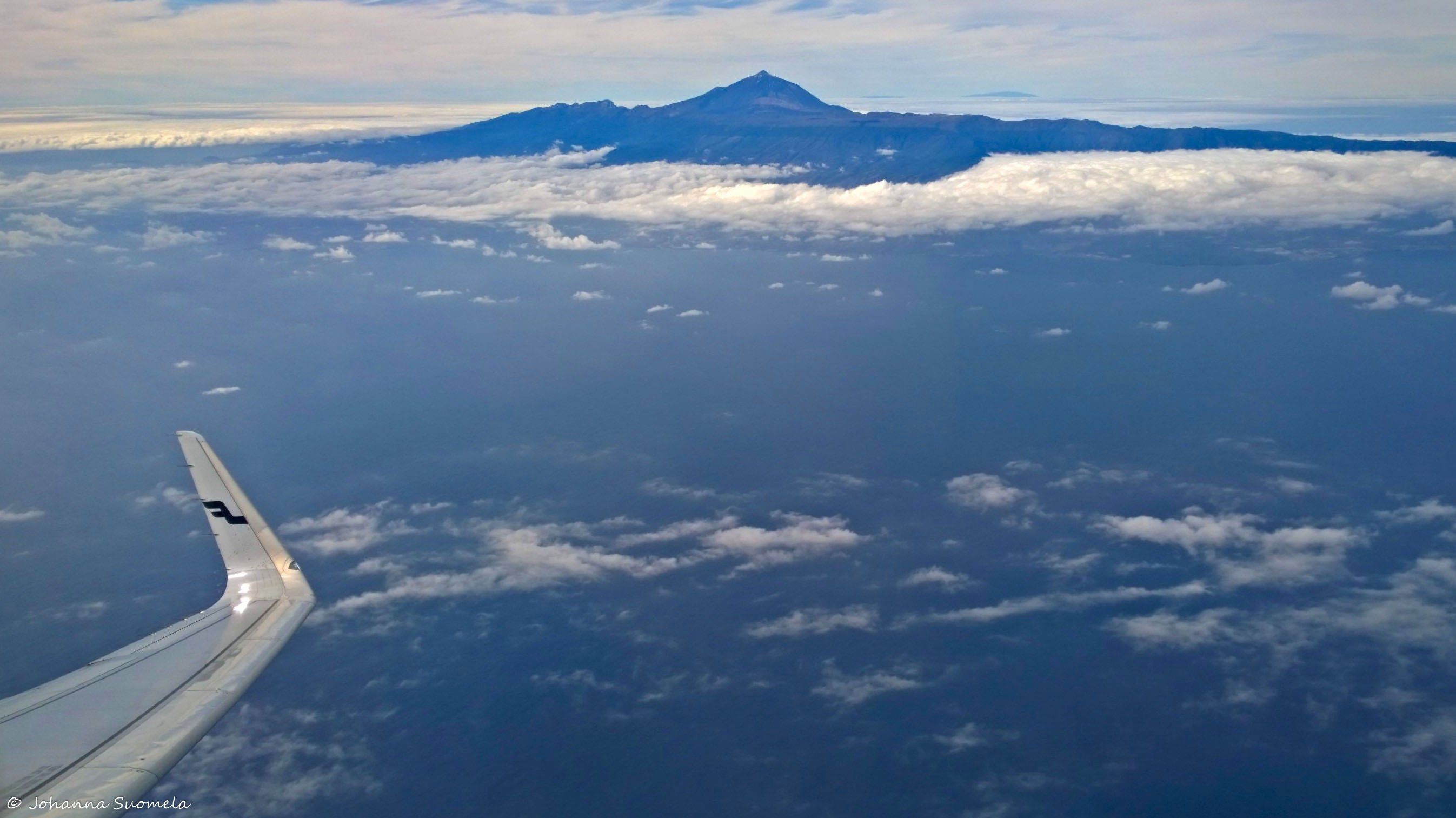 Teneriffan Teide-tulivuori Finnairin lentokoneen ikkunasta kuvattuna