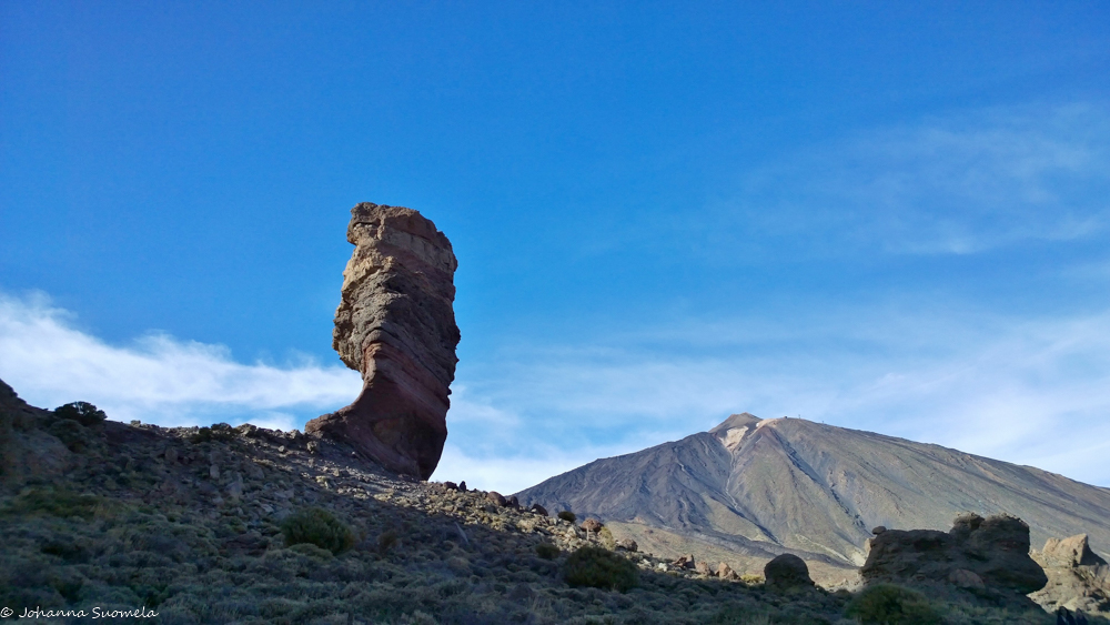 Teiden kansallispuiston Roques de Garcia reitin alussa seisoo suuri kivipaasi.