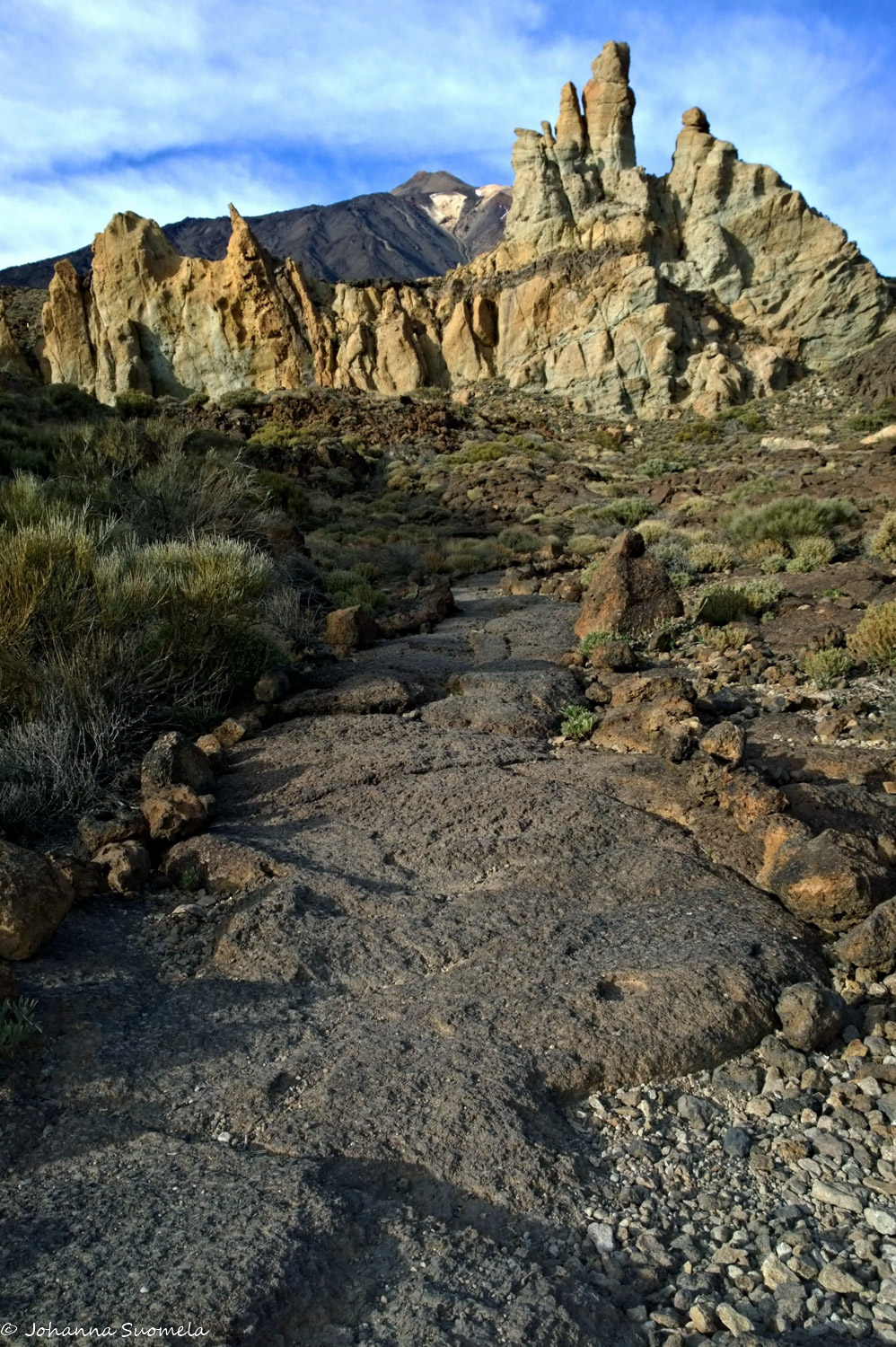 Kivettynyttä laavaa Teiden kansallispuiston Roques de Garcian reitillä.