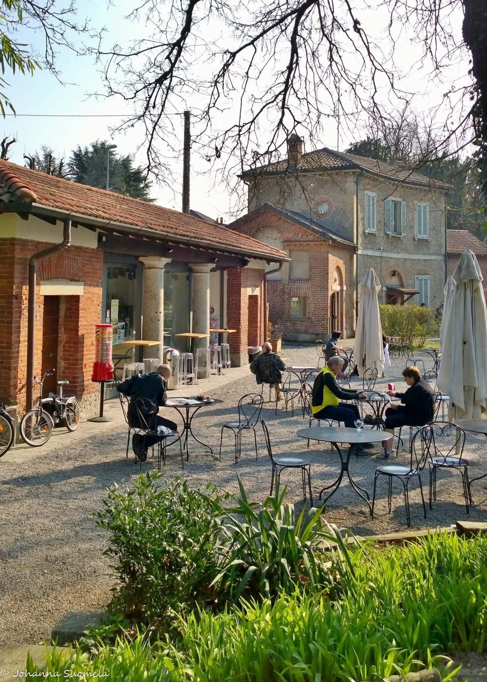 Monzan puiston Villasantan puoleisen portinpielen kahvila on houkutellut ulkoilijoita tauolle. 