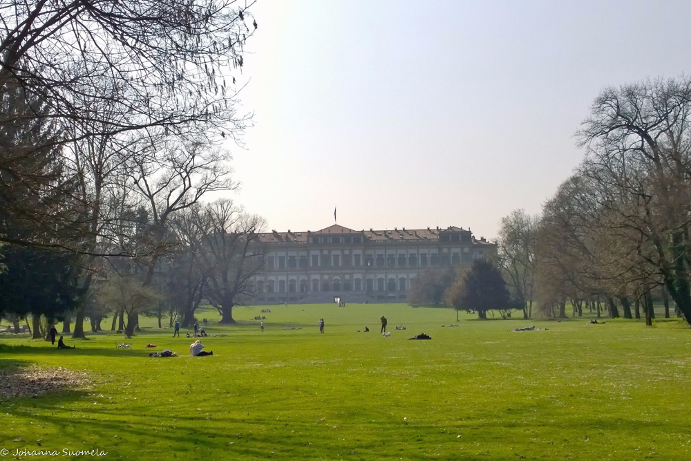 Villa Realen takana sijaitseva suuri nurmikenttä on suosittu oleskelupaikka.