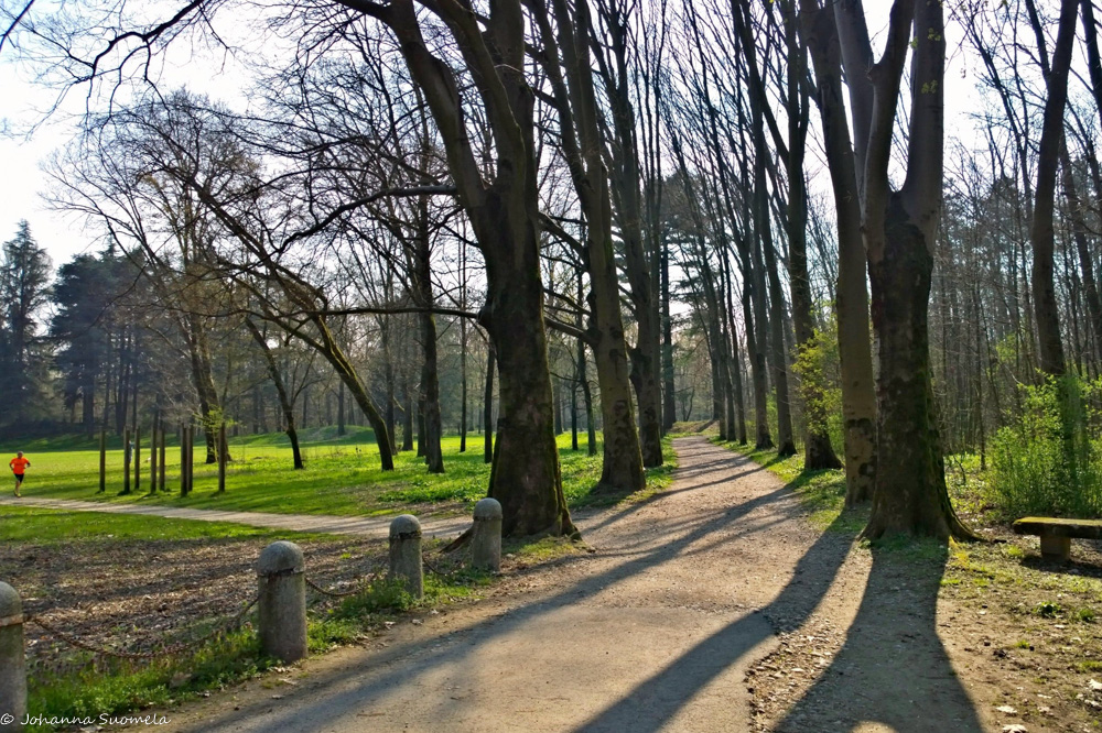 Monzan puiston hiekkakäytävä.