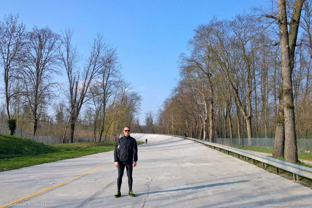 Juoksija poseeraa Monzan moottoriradan vanhalla ovaaliradalla.