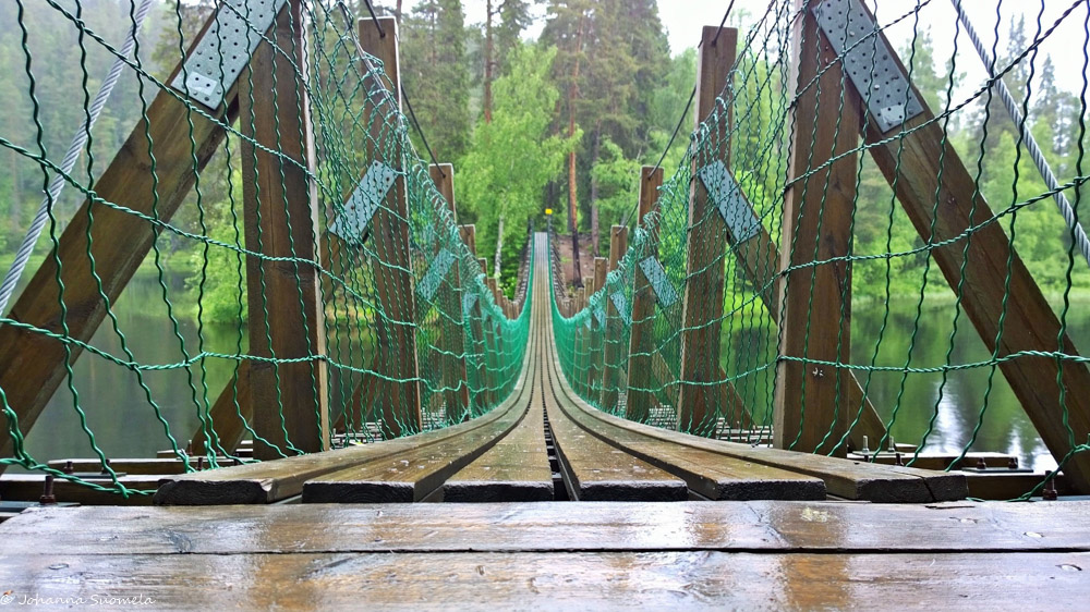 Sateessa kastunut riippusillan puukansi