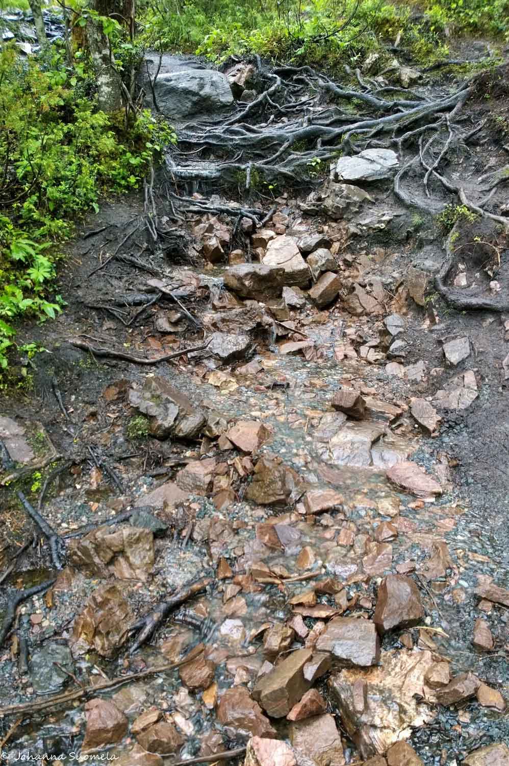 Kivinen ja sateen syömä polku