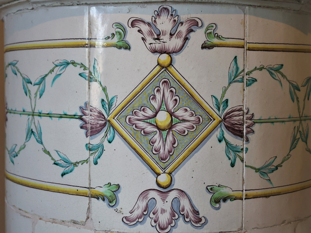 Mustion linna kaakeliuuni