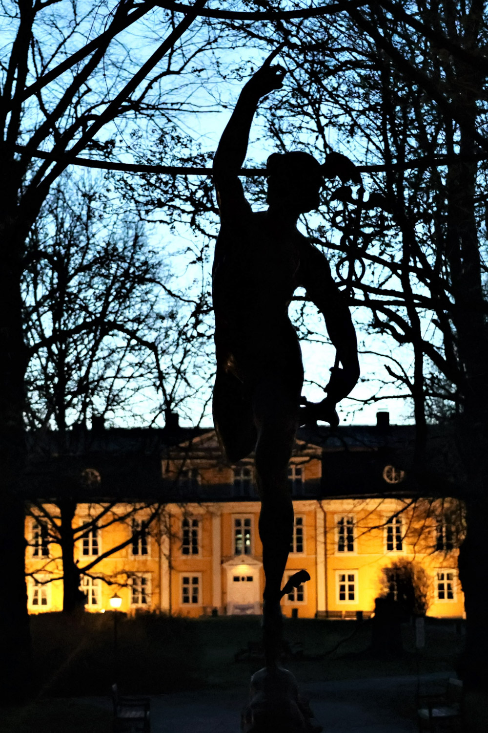 Mustion linna yöllä