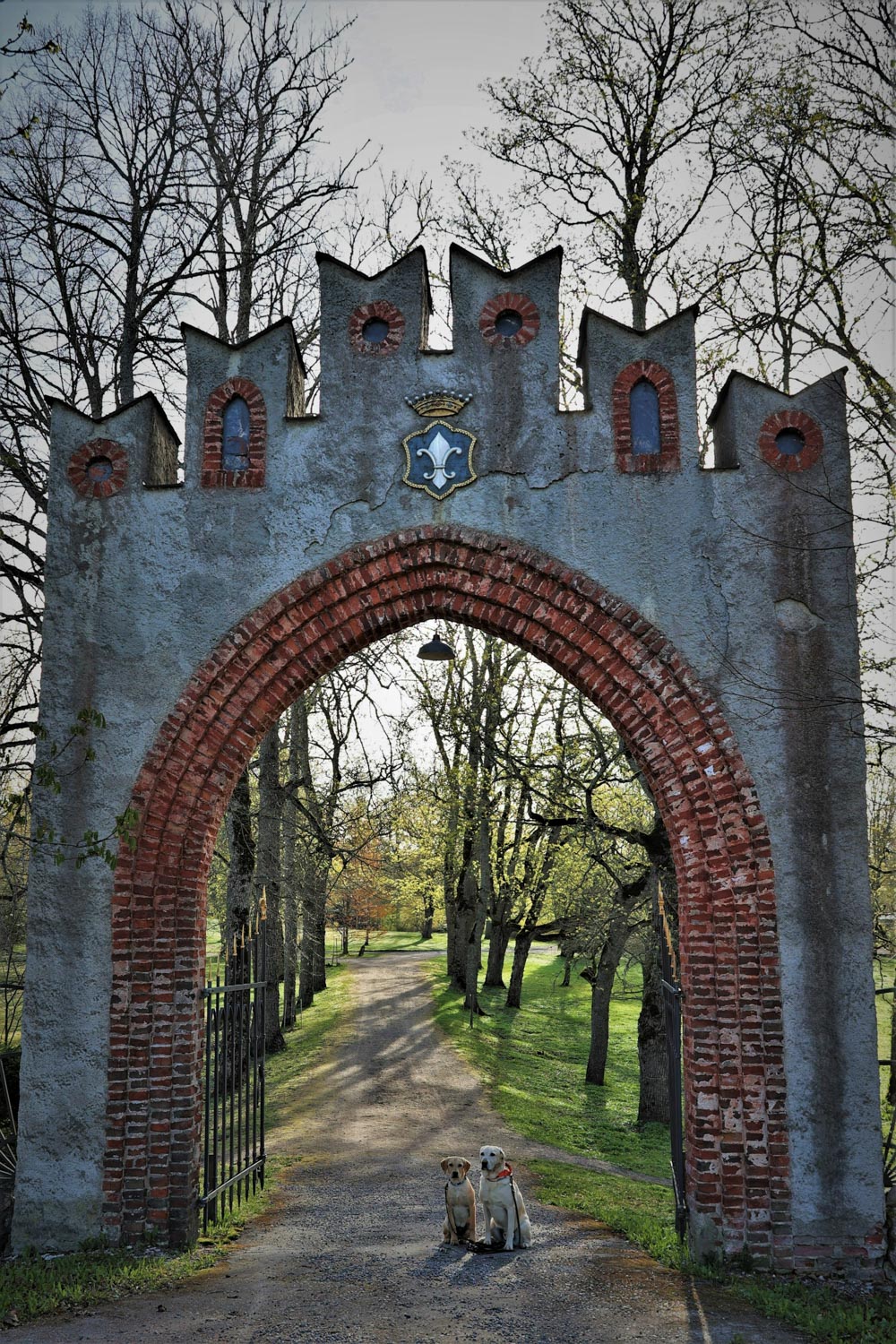 Mustion linnan portti