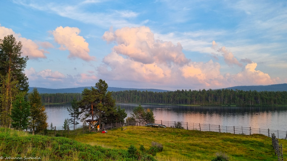 Iltaruskoa Lemmenjoen yllä.