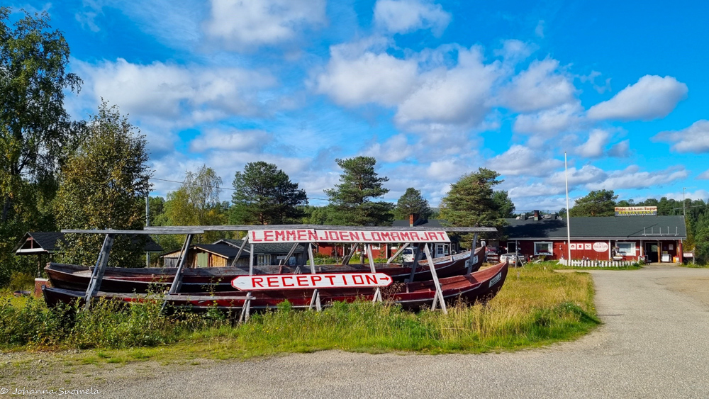 Lemmenjoen lomamajojen vanhat veneet ja kahvila Ahkun Tupa.
