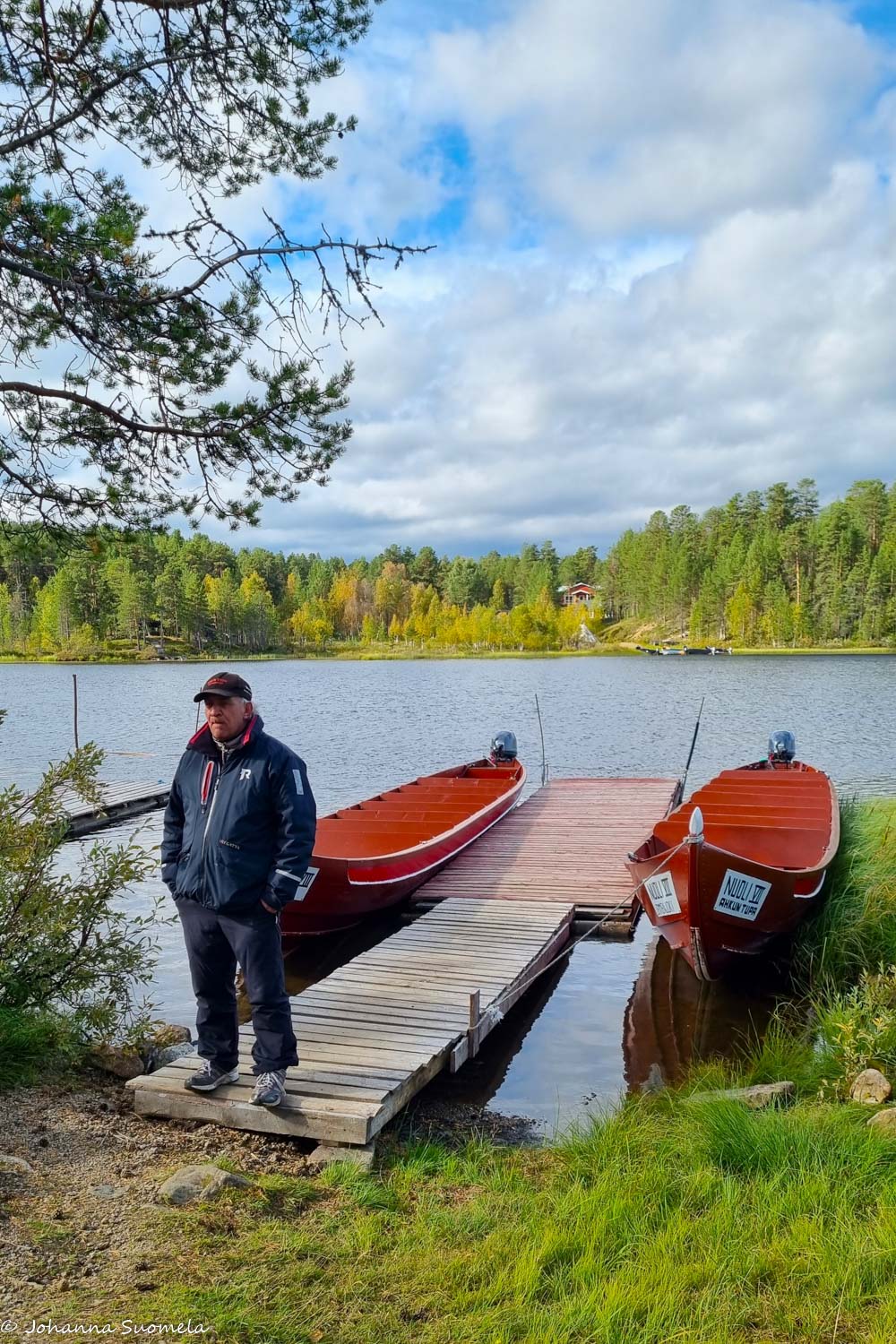 Ahkun tuvan Nuoli-jokiveneet ja kuljettaja Juha Tiainen.