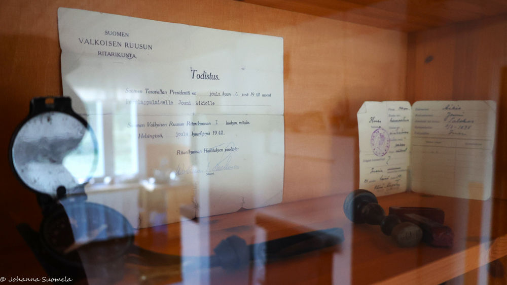 Kaapin Jounin lasivitriinin asiakirjoja.