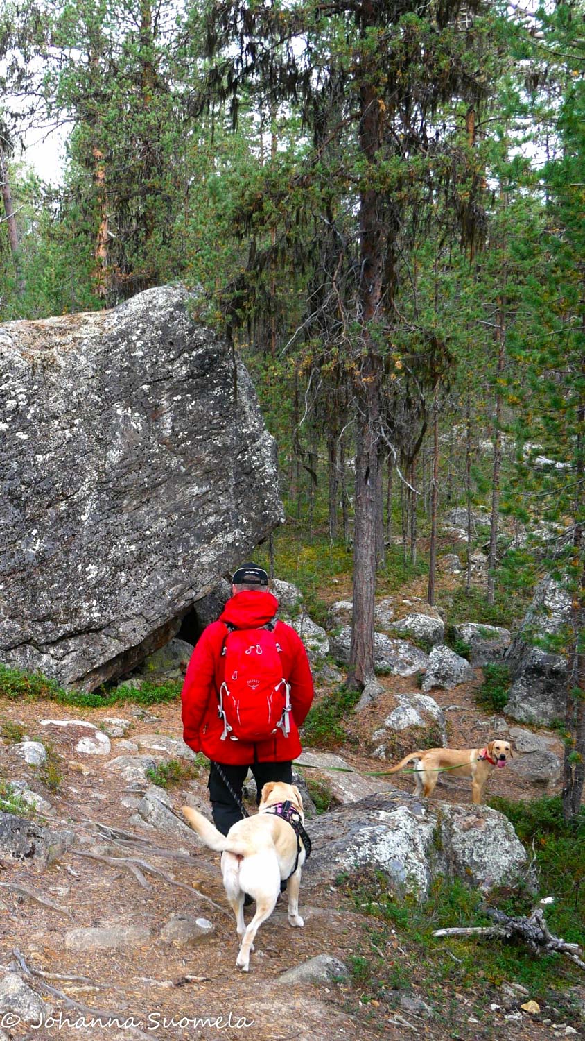 Pielpajärven erämaakirkolle johtaa kivinen polku.
