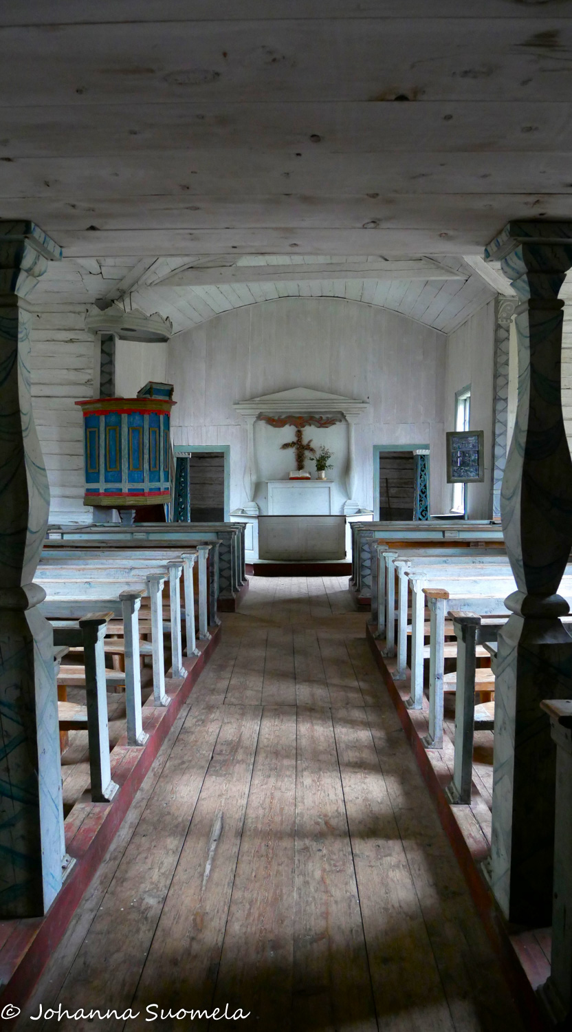 Pielpajärven erämaakirkon kirkkosali.