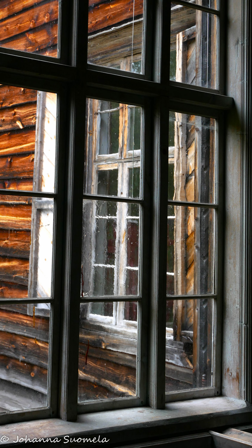 Pielpajärven erämaakirkon ikkuna.