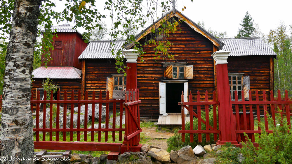 Pielpajärven erämaakirkko ovet ja ikkunaluukut avoinna.