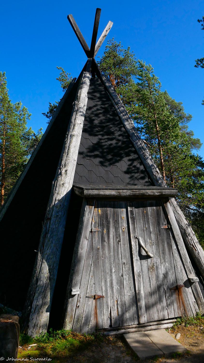 Joenkielisen kierroksen Juurakko-ojan kota ulkoa päin.