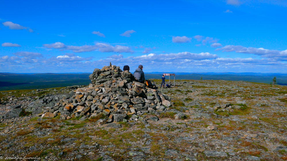 Retkeilijöitä Joenkielisen tunturin huipulla.
