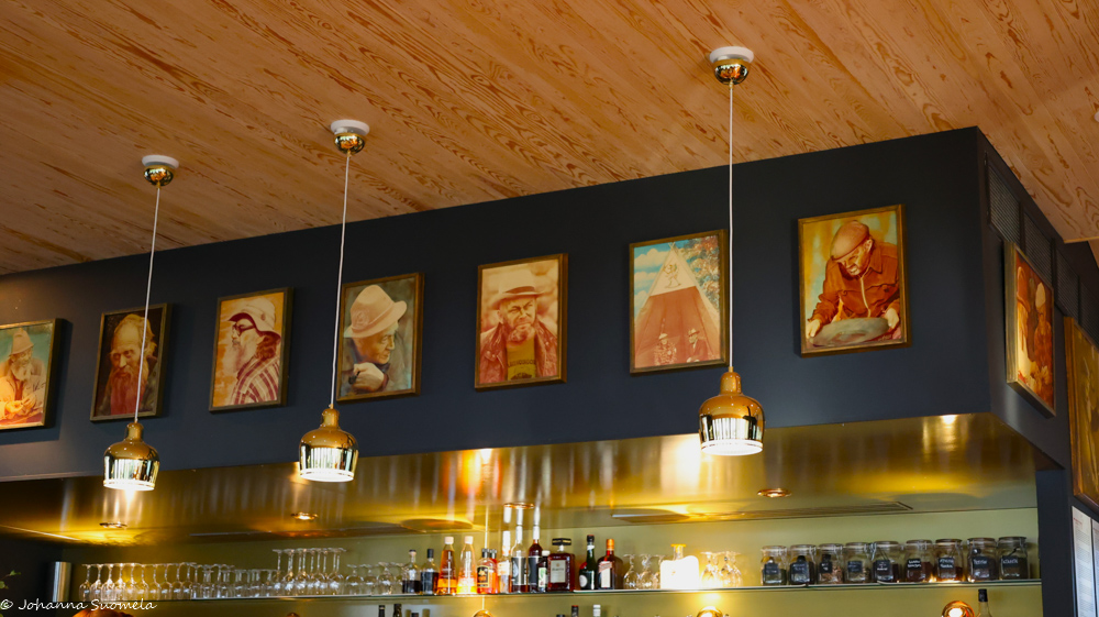 Ravintola Aanaarin sisustusta ennen remonttia. Kuvissa kullanhuuhtojia.