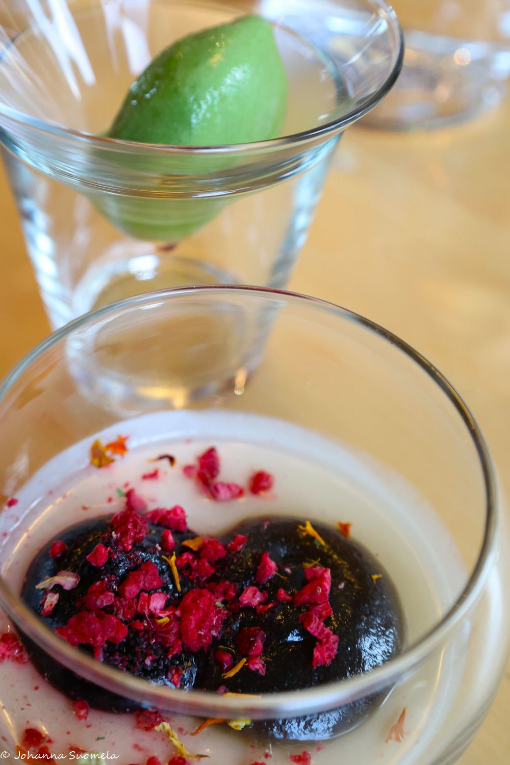 Ravintola Aanaarin savuavasta annoksesta löytyy koivunlehtisorbettia, tervaista tuorejuustovanukasta, koivulientä - ja tietenkin sitä savua.