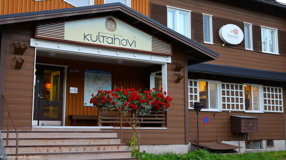 Hotelli Kultahovin sisäänkäynti elokuussa 2022. 