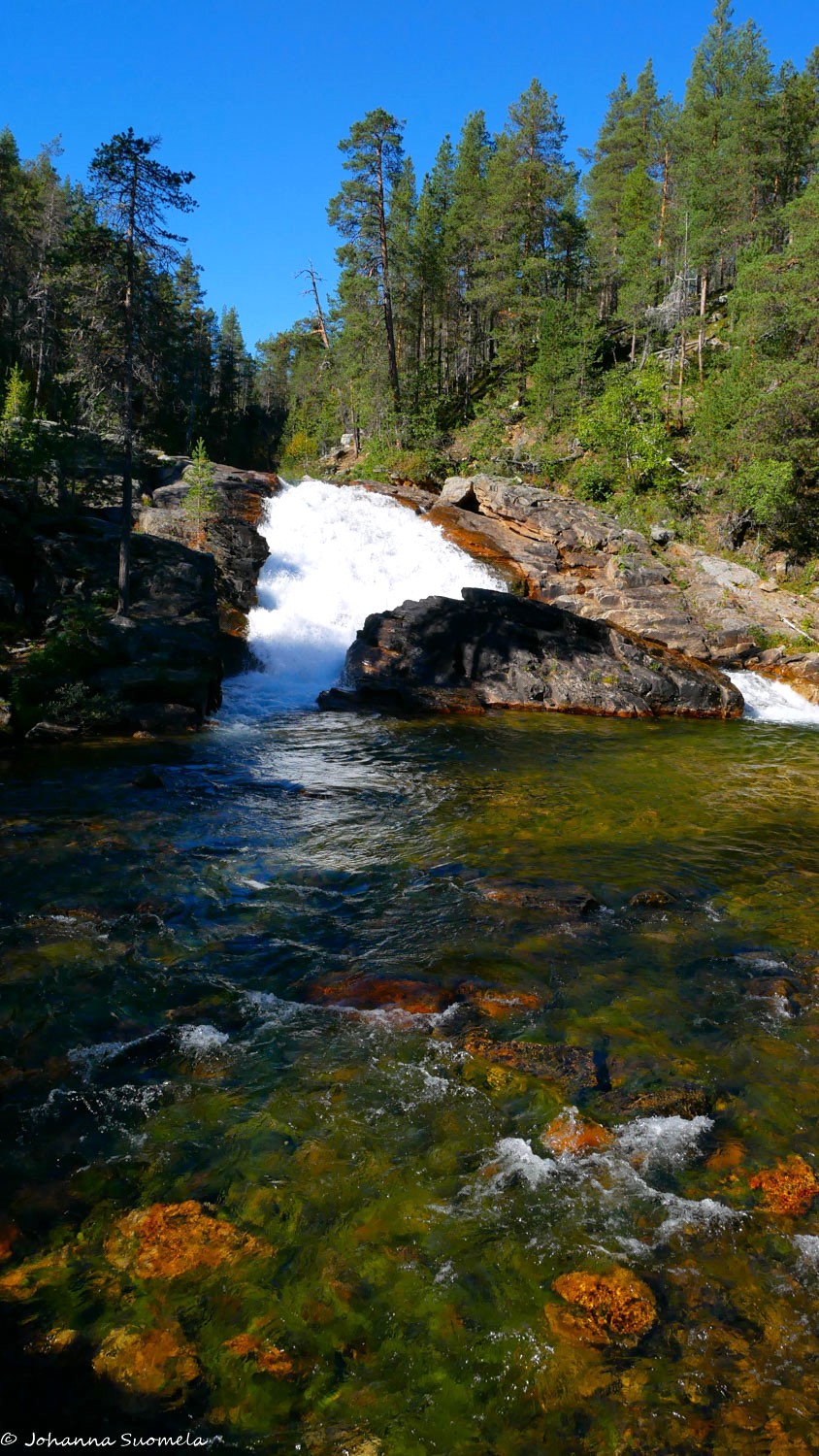 Ravadaskönkään putous elokuisessa auringonpaisteessa.