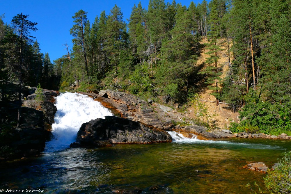 Racvdaskönkään alin putousosa runsasvetisenä elokuun puolivälissä.