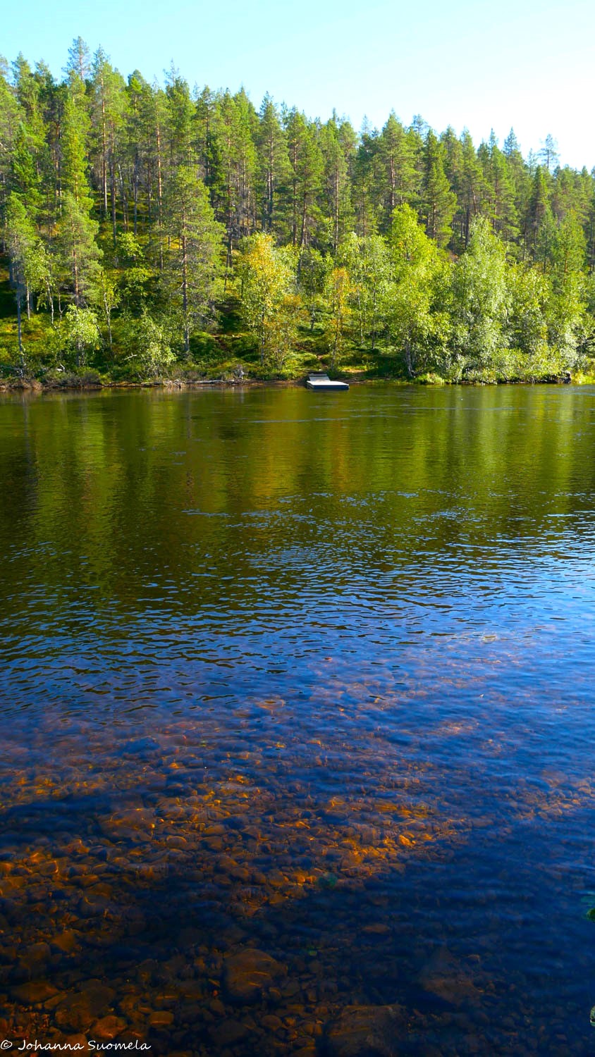 Lemmenjoen kirkasta vettä.