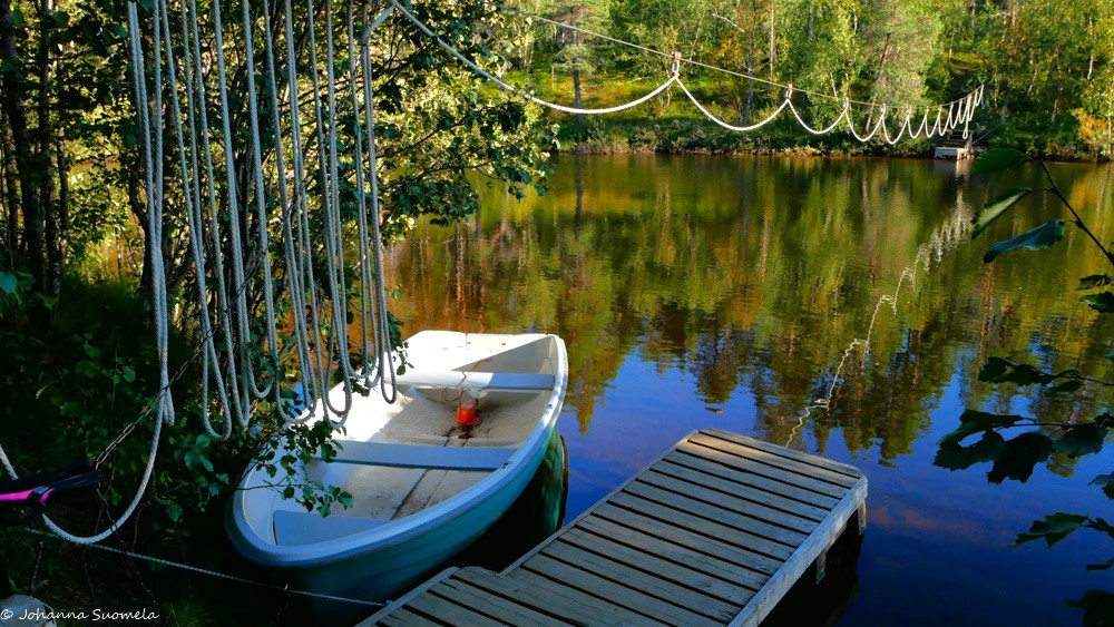 Lossivene laiturin vieressä Lemmenjoen Searitnivalla.