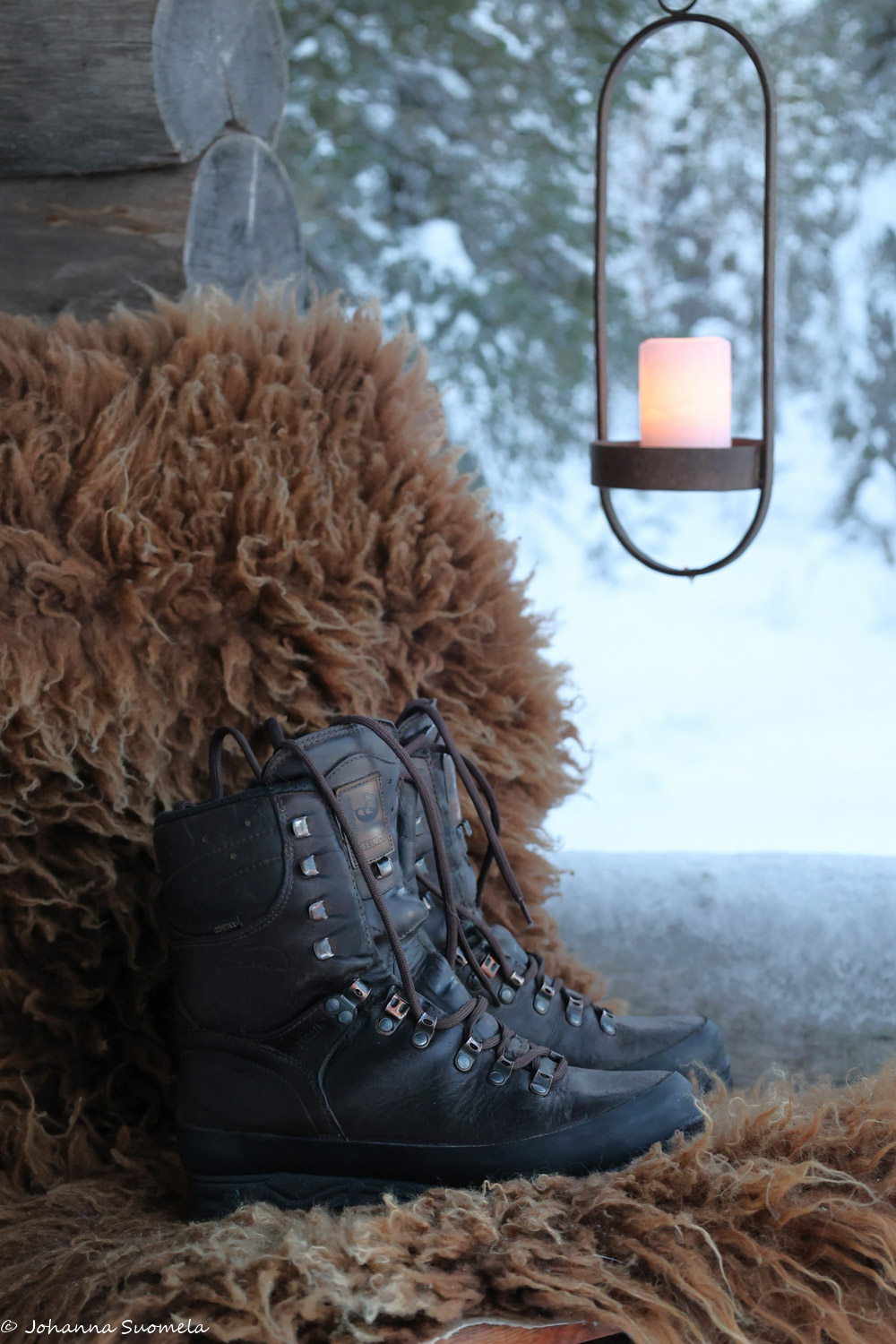 Uudelleen pohjatut vaelluskengät tuolilla.