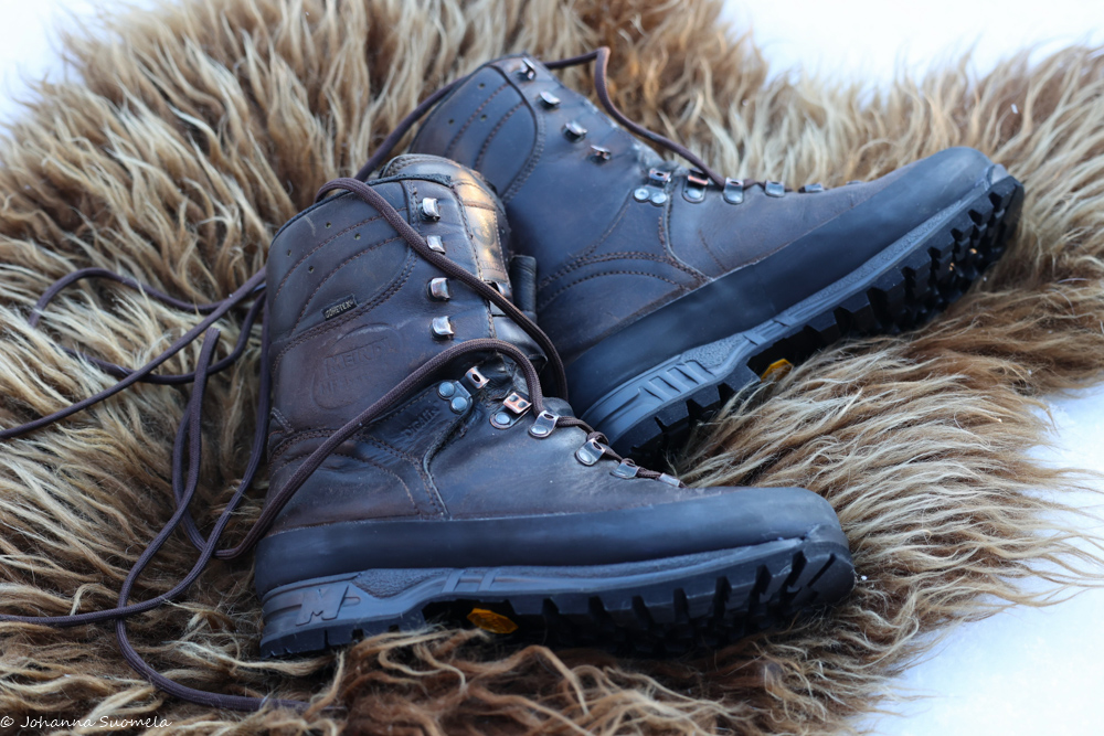 Vaelluskengät uudelleenpohjattuina taljan päällä.