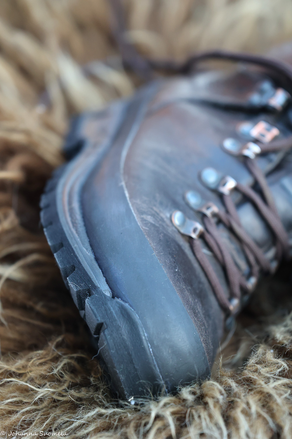 Uudellenpohjattu vaelluskenkä lähikuvassa.