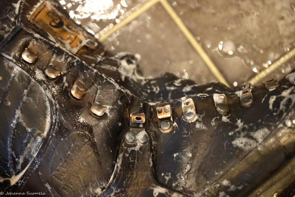 Vaelluskengät pesussa ennen uudelleen pohjausta.