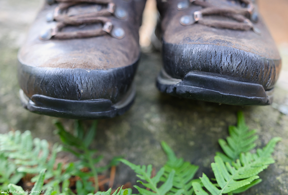 Vaelluskengät ennen uudelleenpohjausta.